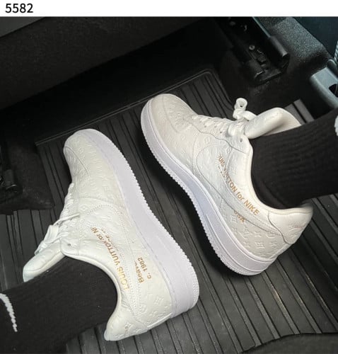 #루이비통 X #나이키 [Louis Vuitton X NIKE] 수입프리미엄급 루이비통 나이키 에어포스 1 로 바이 버질 아블로 화이트 세일💢💢💢 #태그 #신발 #5582