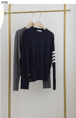 #톰브라운 [Thom Browne] 코튼 크레이프 밀라노 스티치 4-바 크루넥 스웨터 신상재입고💢 #상의 #니트 #6700