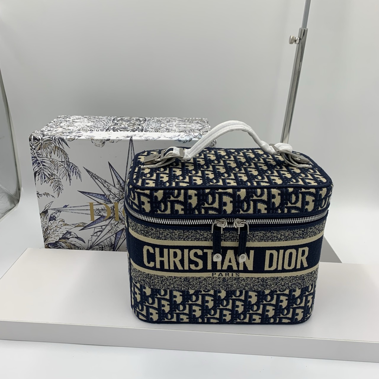 #디올 트래블 베니티