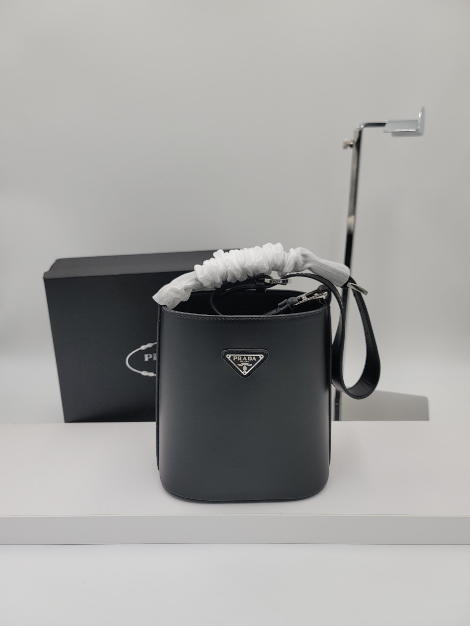 #프라다  브러시드 레더 버킷