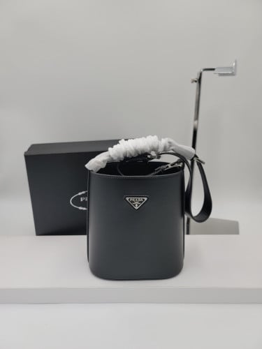 #프라다  브러시드 레더 버킷