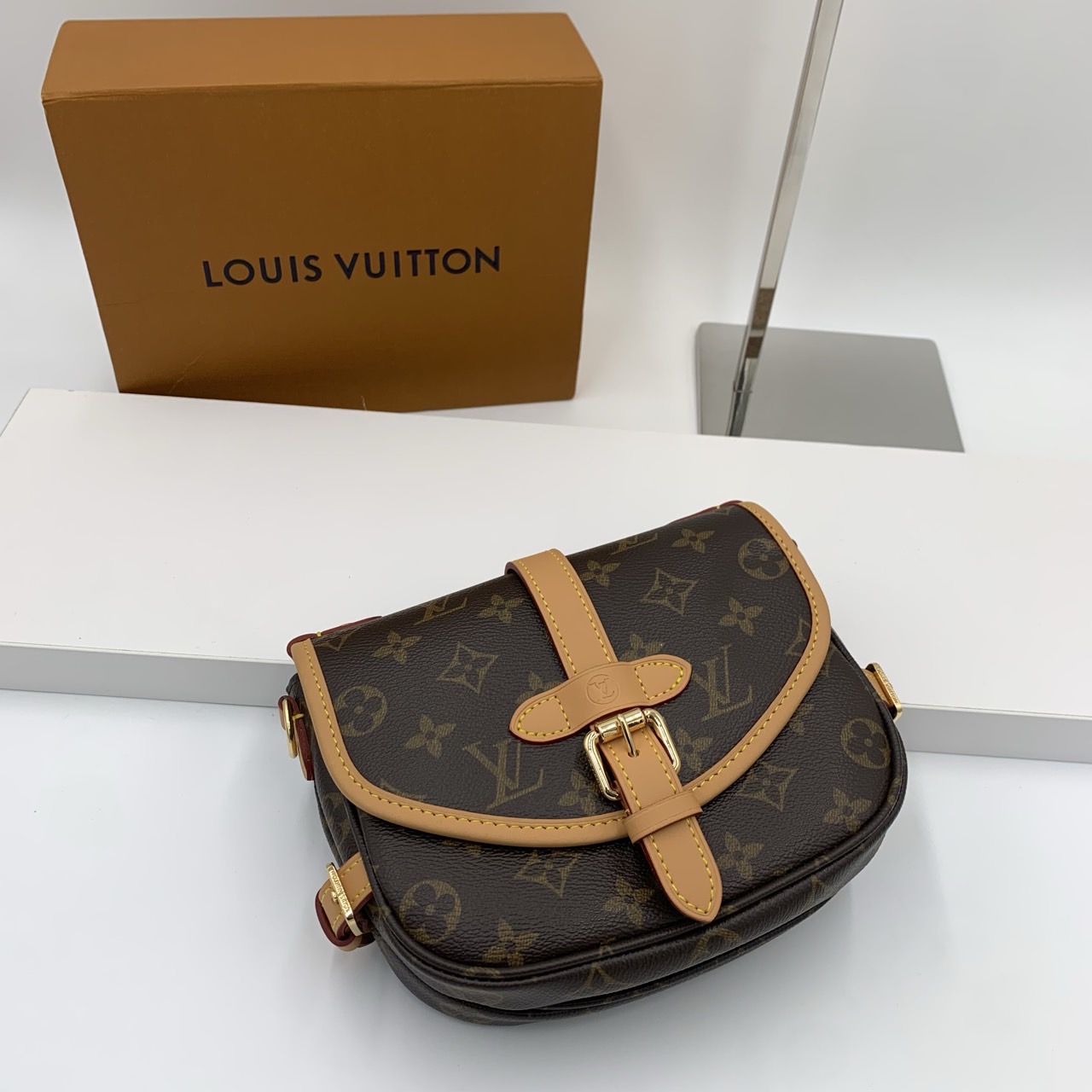 #루이비통  소뮈르