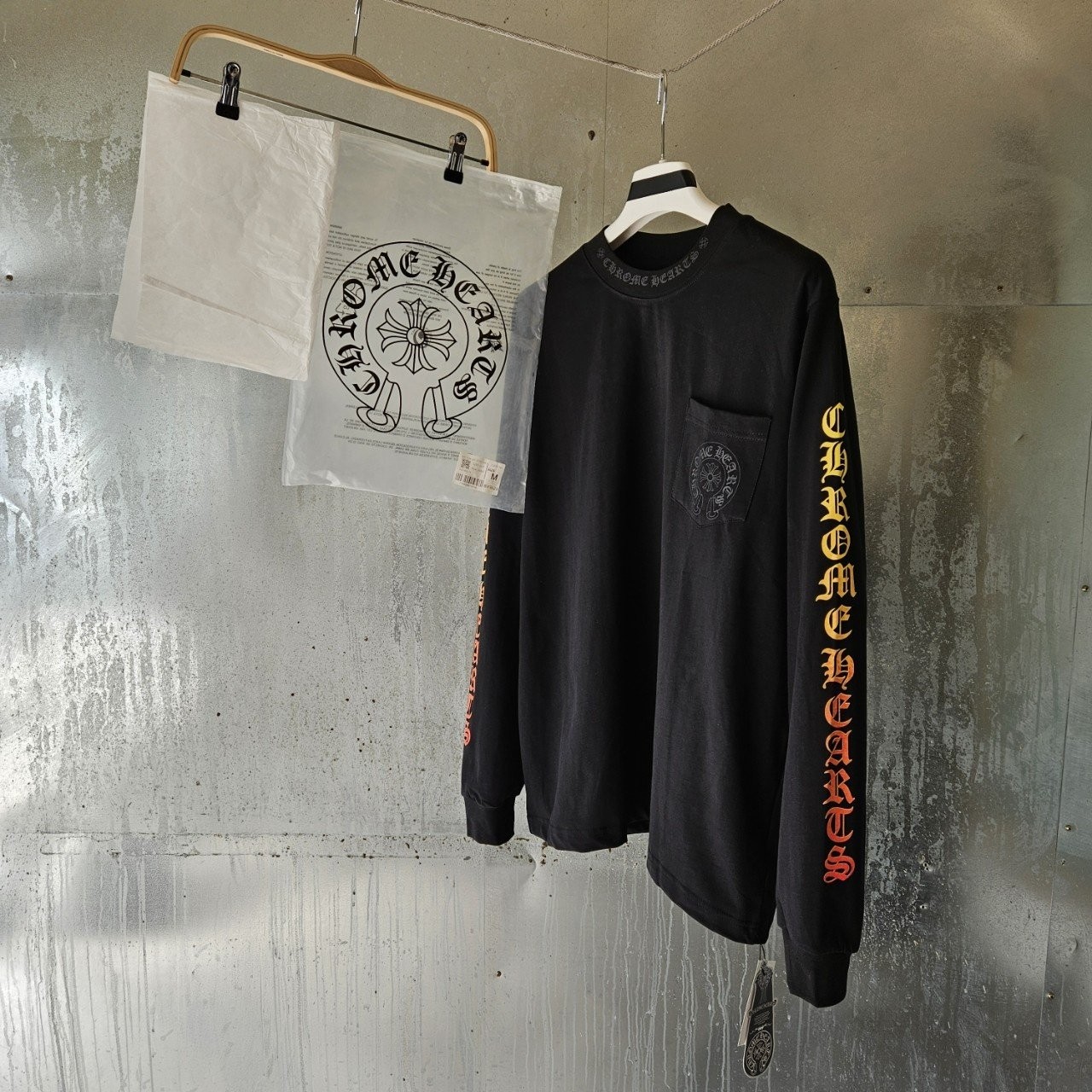 25 SS 크*하*  넥 스크롤 로고 와플 써멀 티셔츠