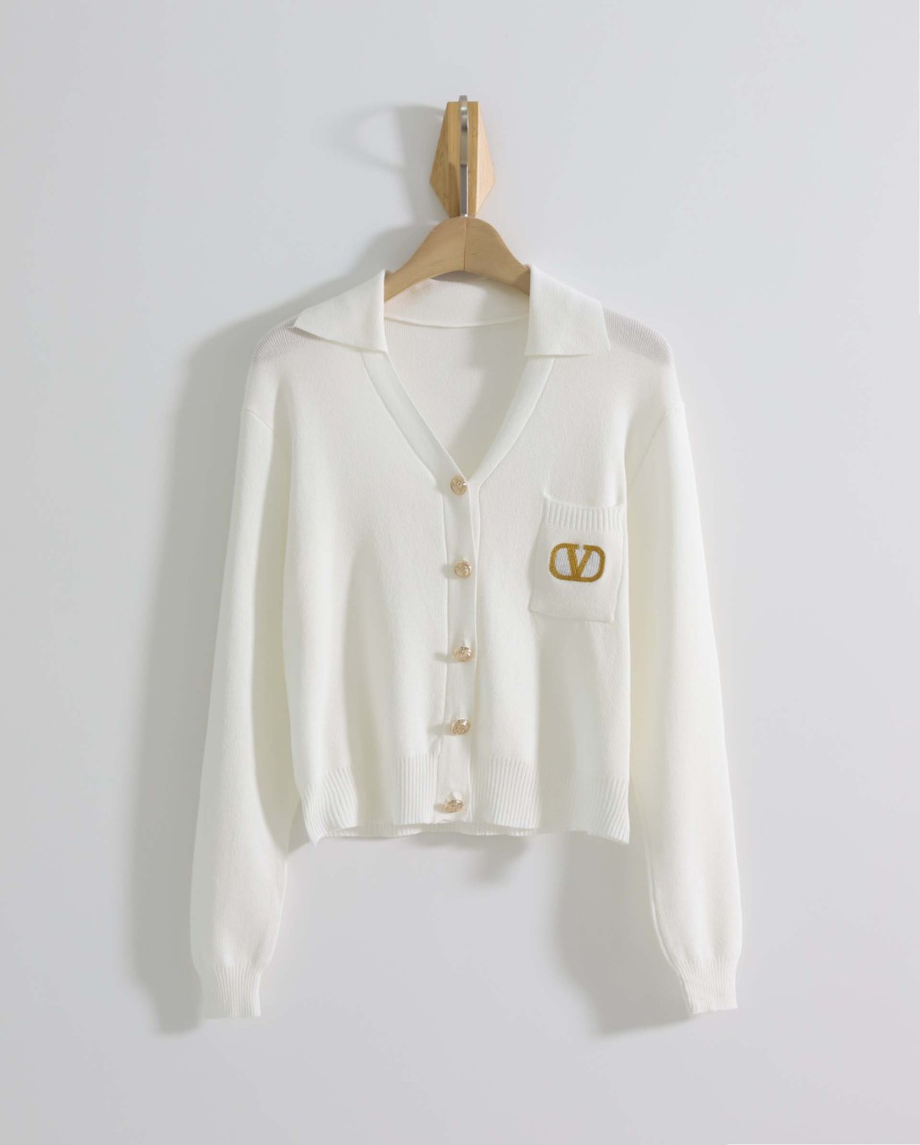 #발렌티노 [ V.L.T.N ]  V넥 골드 로고 자수 가디건 입고💢 #여성의류 #가디건