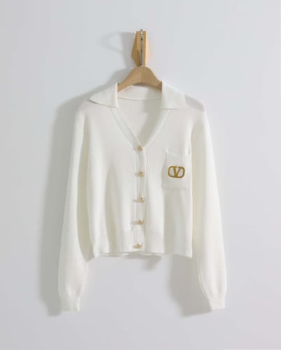 #발렌티노 [ V.L.T.N ]  V넥 골드 로고 자수 가디건 입고💢 #여성의류 #가디건