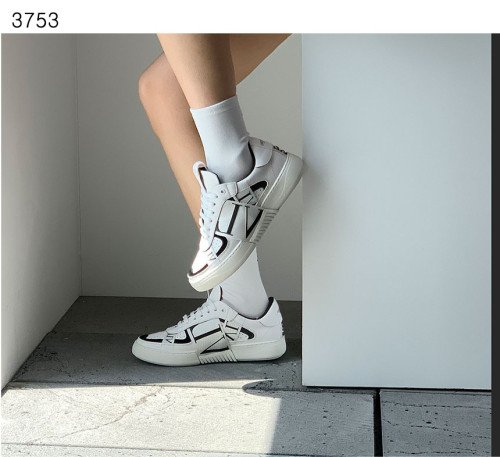 #발렌티노 [VALENTINO] 수입프리미엄급 로우탑 레더 밴드 디테일 스니커즈 세일💢💢💢 #태그 #신발 #3753