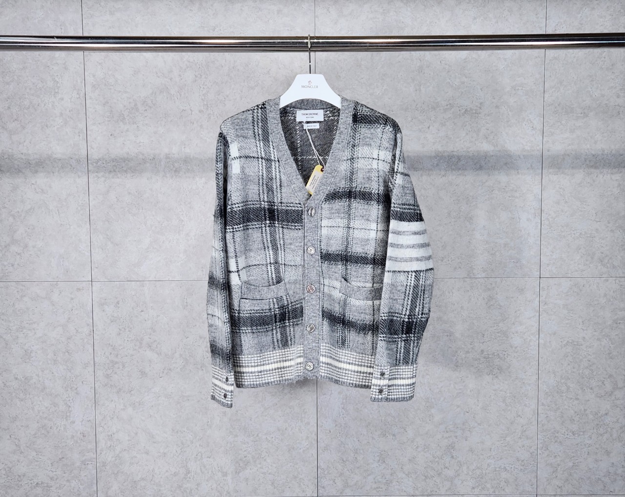 톰*** 캐시미어 시그니처 스트라이프 스웨트 가디건 입고~~