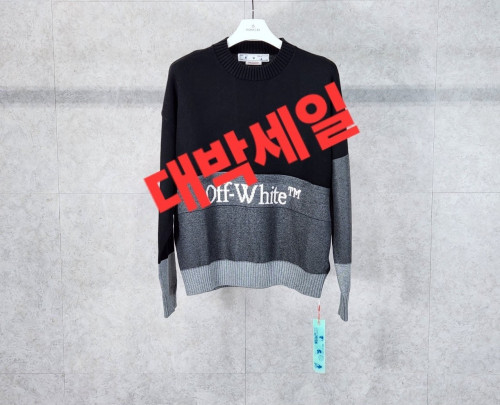 오*프화이트 컬러 블럭로고 스웨터 니트 입고~