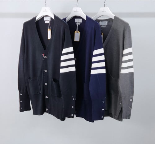 톰*브라운 사선 캐시미어 가디건 입고~