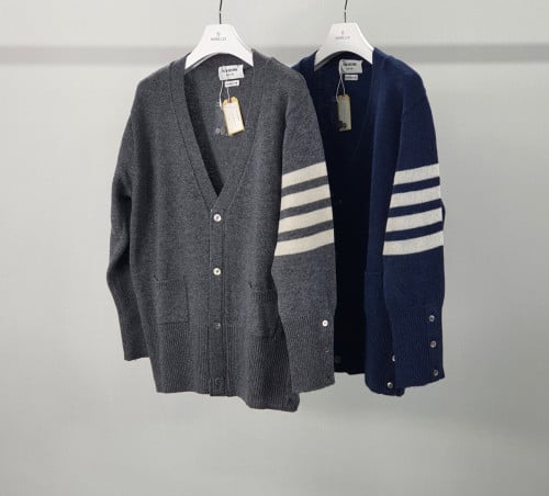 톰*브라운 사선완장 셔틀랜드 울 가디건 입고~