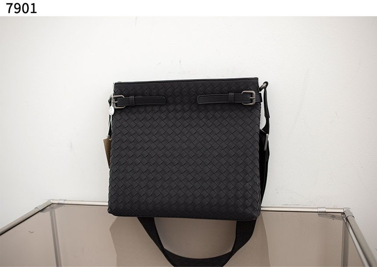 #보테가베네타 [BOTTEGA VENETA] 무광 카프스킨 인트레치아토 스트랩 크로스 백 신상입고💢 #가방 #7901