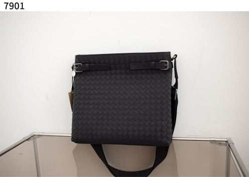 #보테가베네타 [BOTTEGA VENETA] 무광 카프스킨 인트레치아토 스트랩 크로스 백 신상입고💢 #가방 #7901