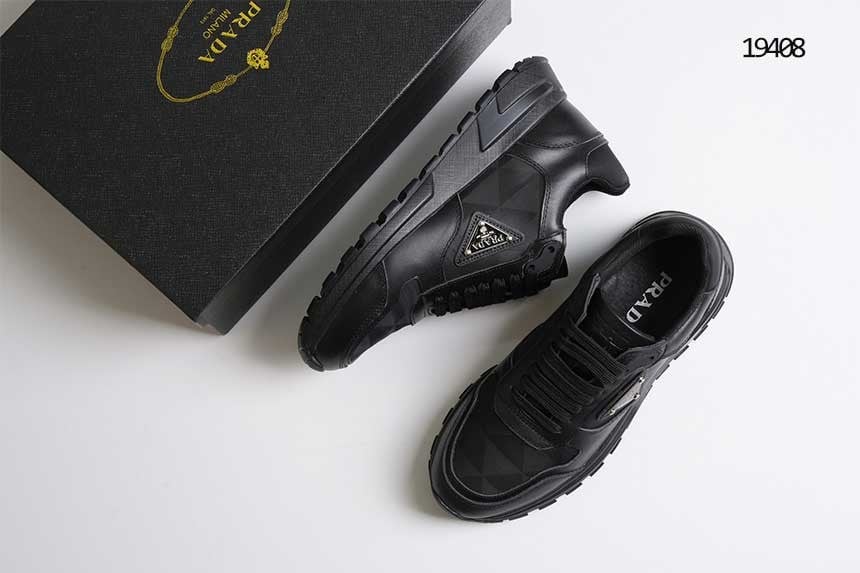 🔆 [PRADA] 프라다 삼각로고 블랙 로우탑 스니커즈 🔆