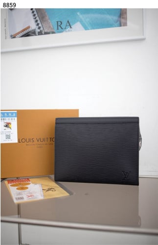 #루이비통 [Louis Vuitton] 루이비통 포쉐트 보야주 타이가 에피세아 글래시어 클러치 신상입고💢 #가방 #8859