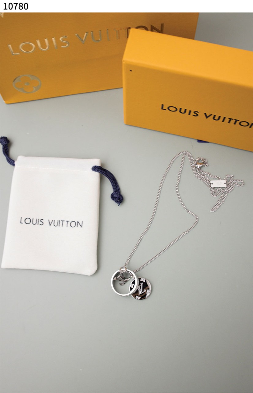 UM #루이비통 [Louis Vuitton] 루이비통 실버 모노그램 스테시아 네크리스 신상입고💢 #목걸이 #10780