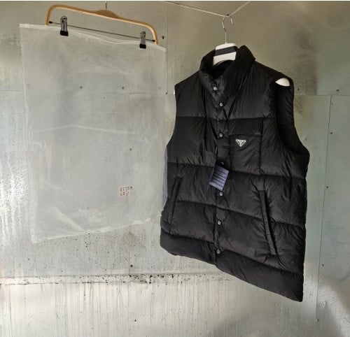 프*다 트라이앵글 로고 패딩 조끼