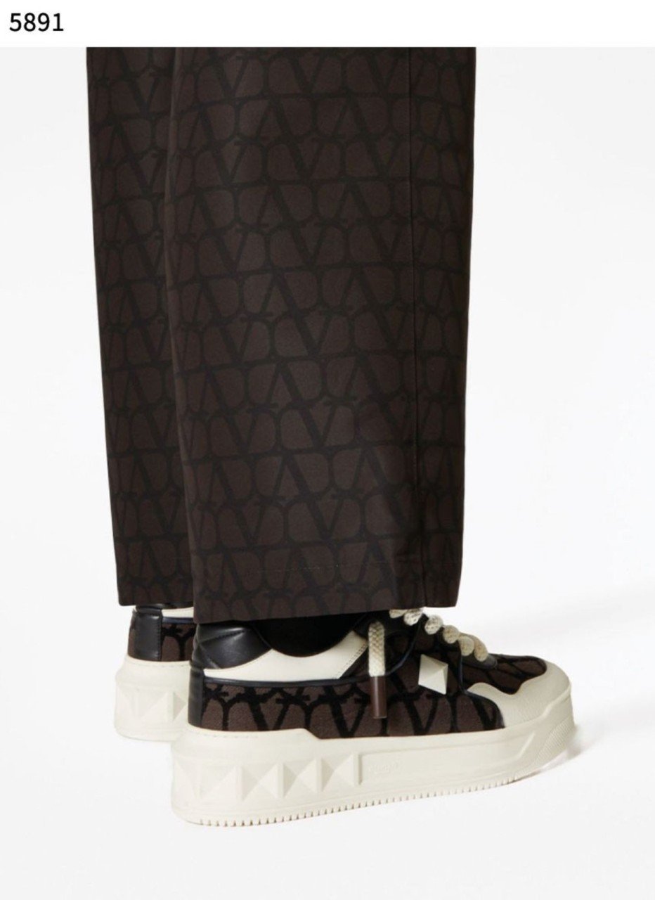 #발렌티노 [VALENTINO] 수입프리미엄급 원 스터드 XL 스니커즈  신상 입고💢 #태그 #신발 #5891