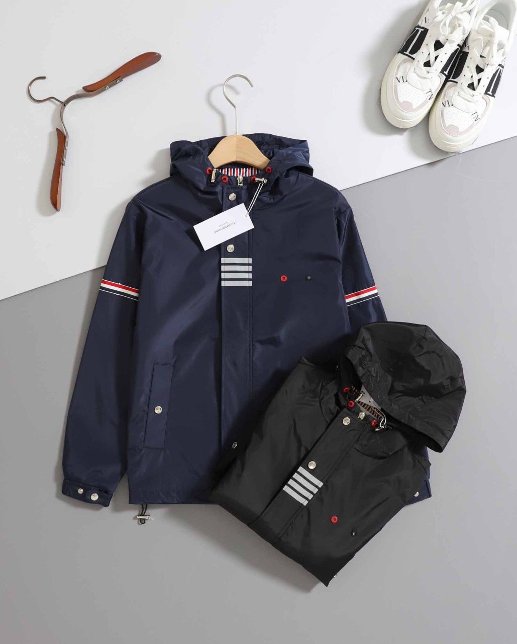 #톰브라운 [ Thom ] 사선 암밴드 바람막이 후드 자켓 입고💢 #남성상의 #자켓