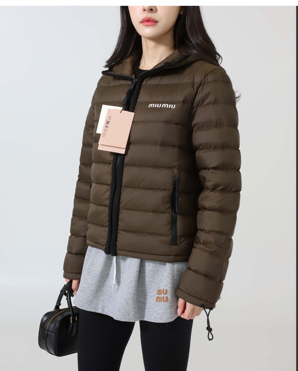 #미우미우 [ miu ] 수입 라이트 폰지 다운 후드 재킷 입고💢 #여성상의 #패딩자켓