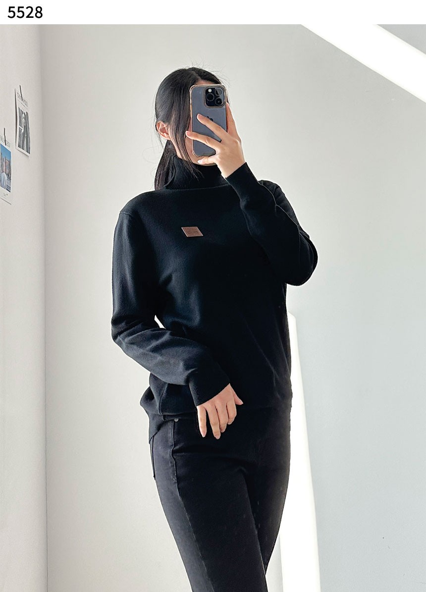 #로에베 [LOEWE] 아나그램 엠브로이더 울 스웨터 신상입고💢 #상의 #니트 #5528