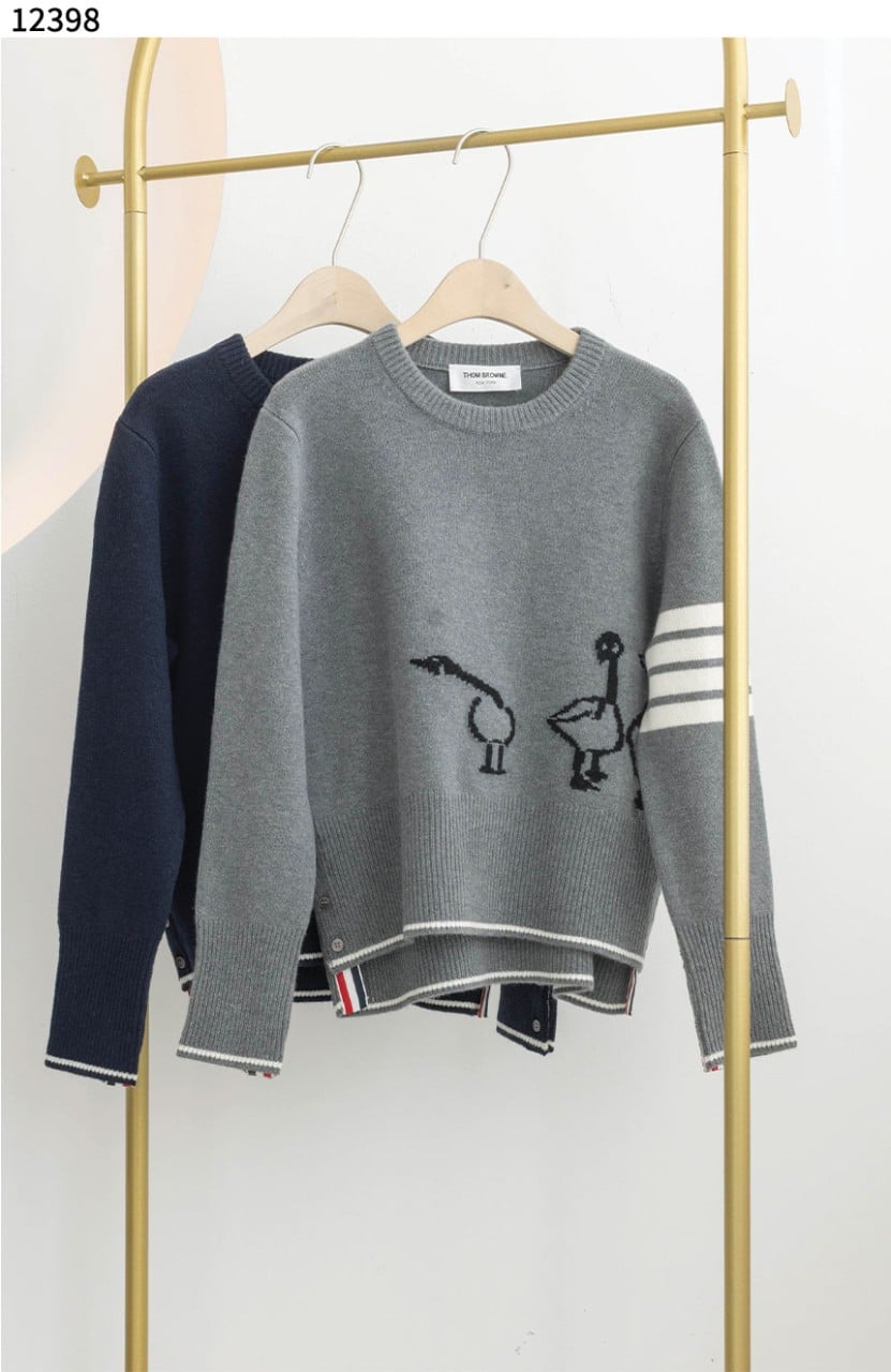 #톰브라운 [Thom Browne] 파인 메리노 인타르시아 기스 사선 풀오버 스웨터 신상입고💢 #상의 #니트 #12398