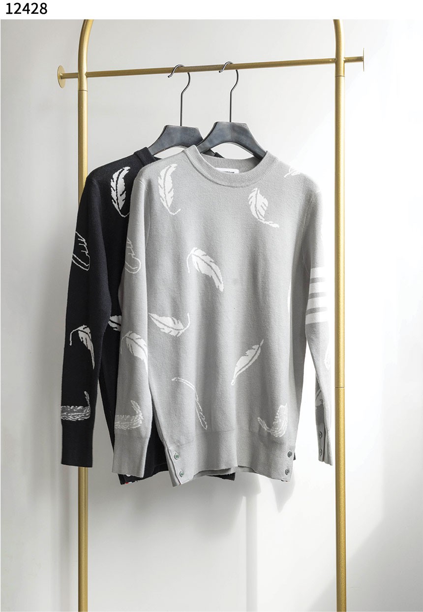 #톰브라운 [Thom Browne] 페더 인타르시아 릴렉스 핏 크루넥 풀오버 스웨터 신상입고💢 #상의 #니트 #12428