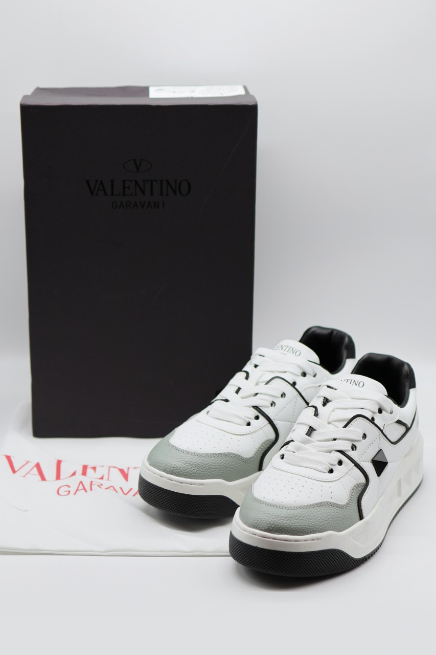 #발렌티노 VALENTINO원스터드 레더 스니커즈