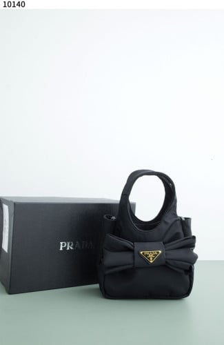 #프라다 [PRADA] 프라다 트라이앵글 로고 리본 장식 패딩 리나일론 미니 토트백 재입고💢 #가방 #10140