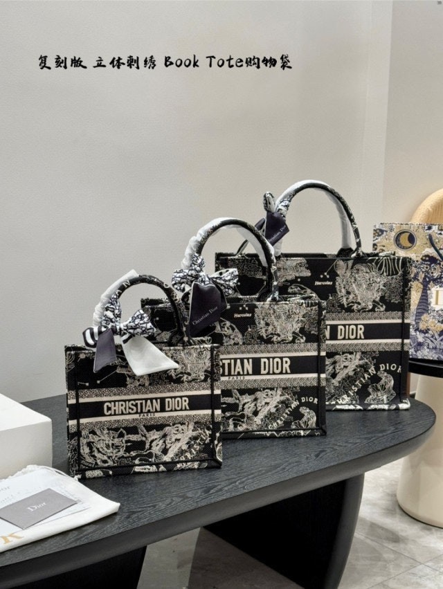 💕 디* 3D자수 조디악 북 토트백 ( 중36cm, 소26cm )