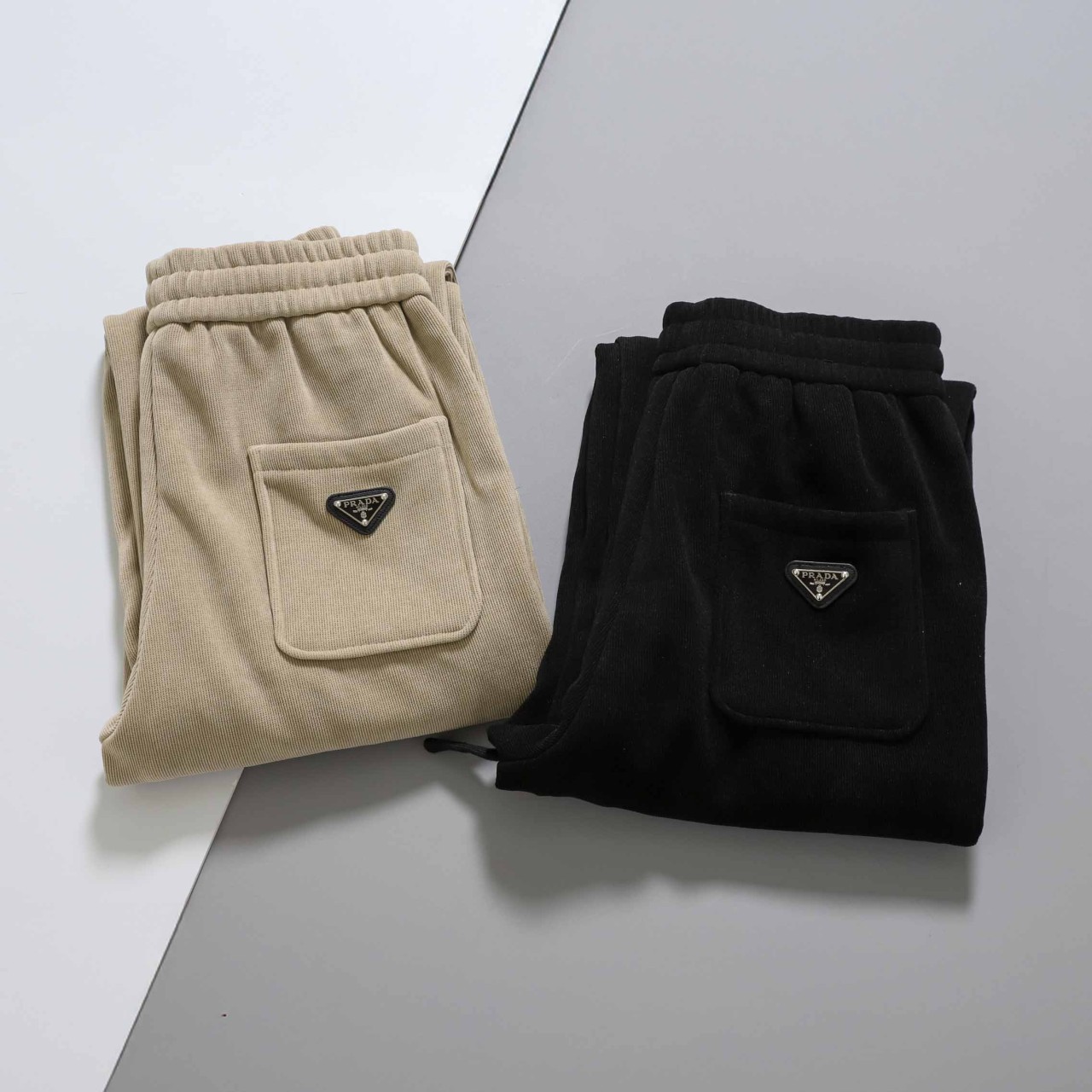 #프라다 [ P*ADA ] 레드탭 포인트 스웻팬츠 입고💢 #남성하의 #바지