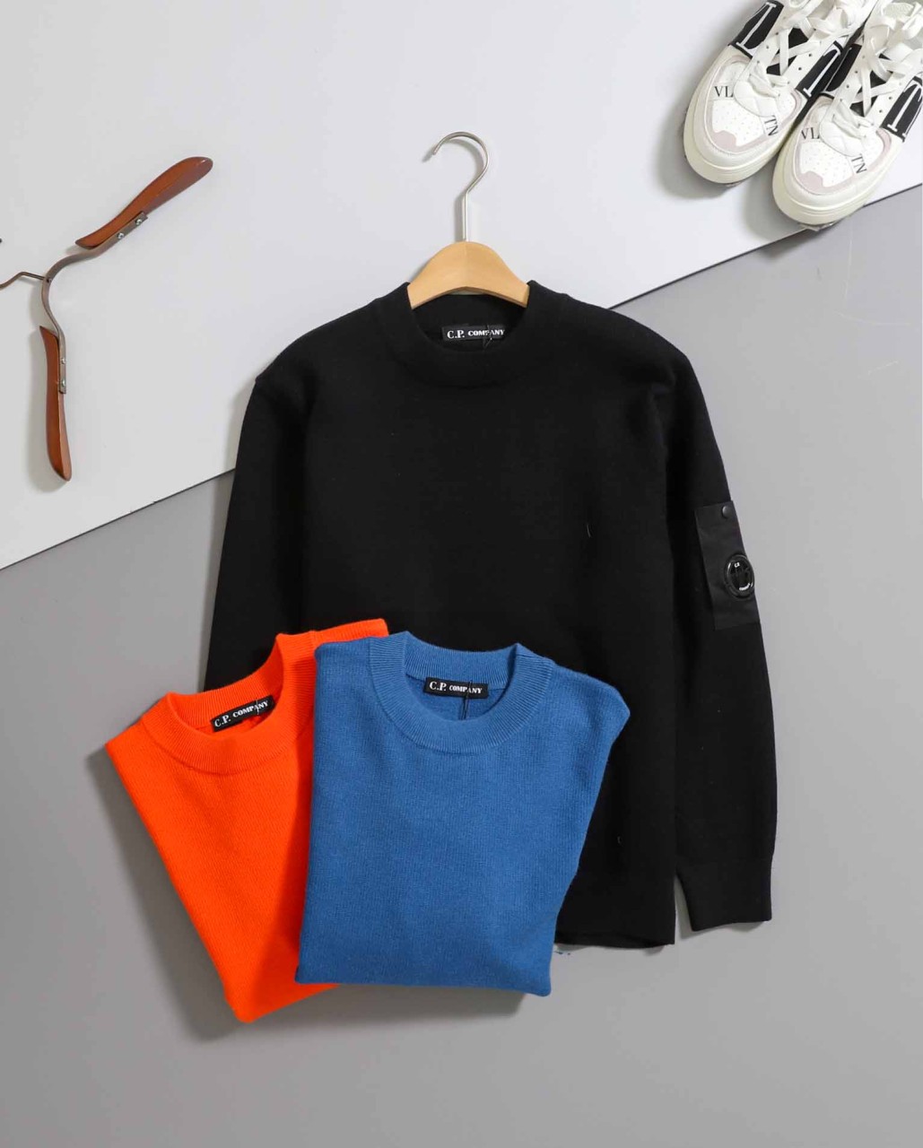 #시피컴퍼니 [ C.P ] 로고 패치 크루넥 코튼 니트 스웨터 입고💢 #남성상의 #니트스웨터