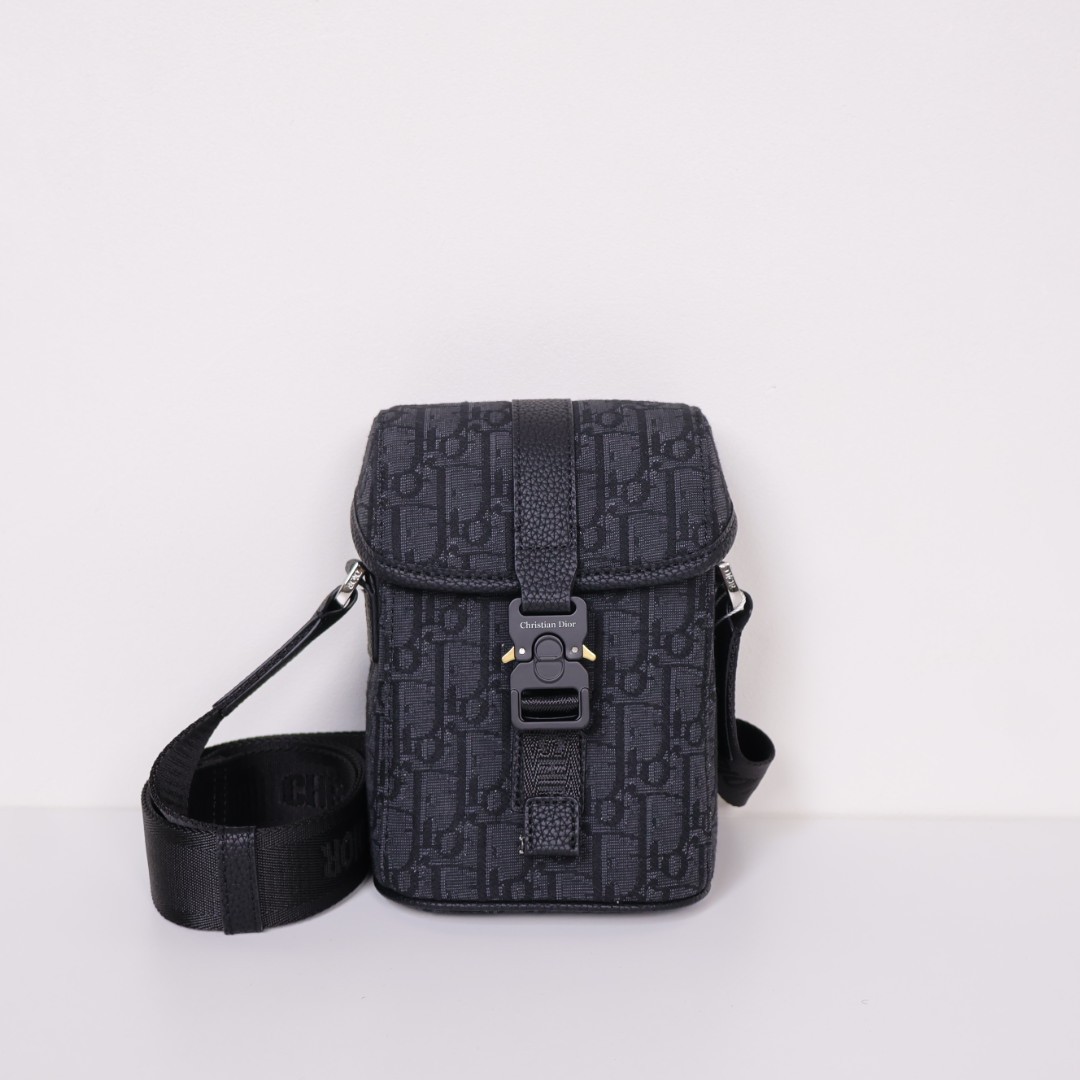 ✨디올 미니 히트 더 로드 버티컬 메신저 ✨