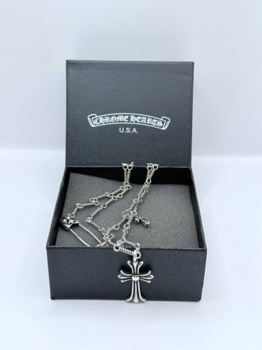 크롬하츠(Chrome Hearts) 세이프티 핀과 십자가 펜던트 목걸이