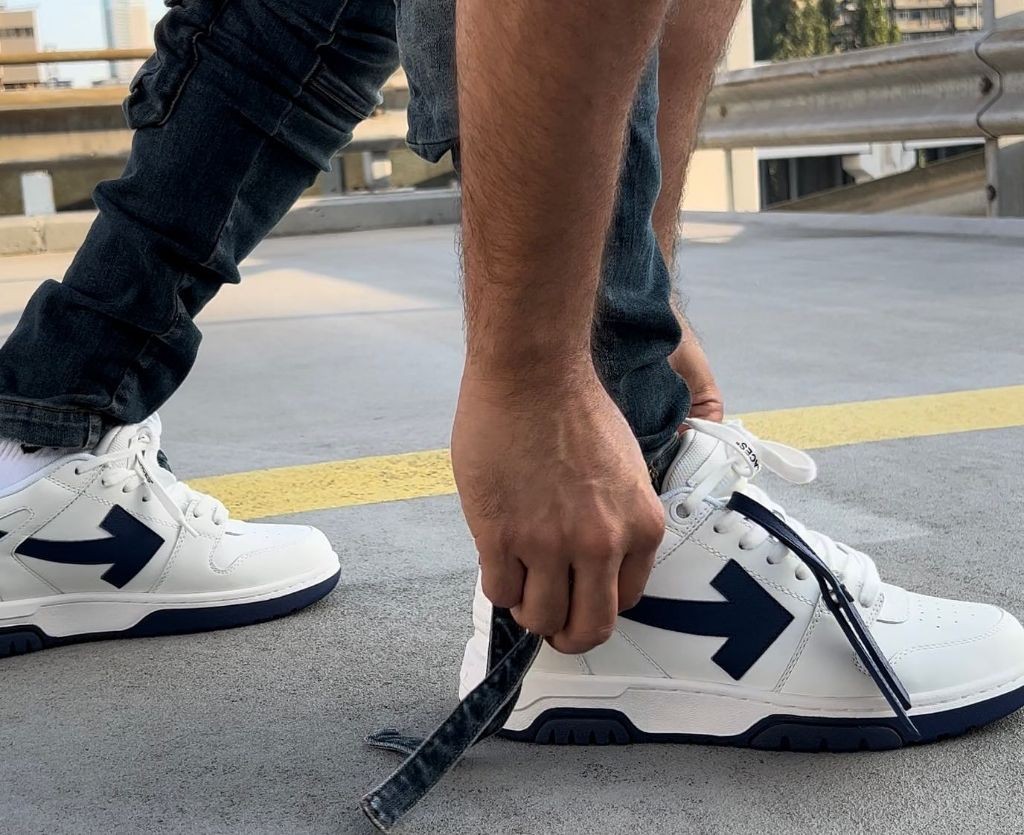 오프화이트 아웃 오브 오피스 OOO 스니커즈 화이트 블랙