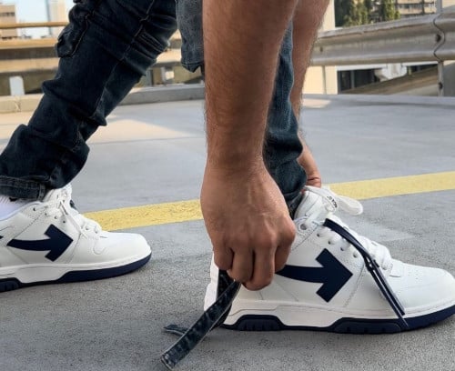 오프화이트 아웃 오브 오피스 OOO 스니커즈 화이트 블랙