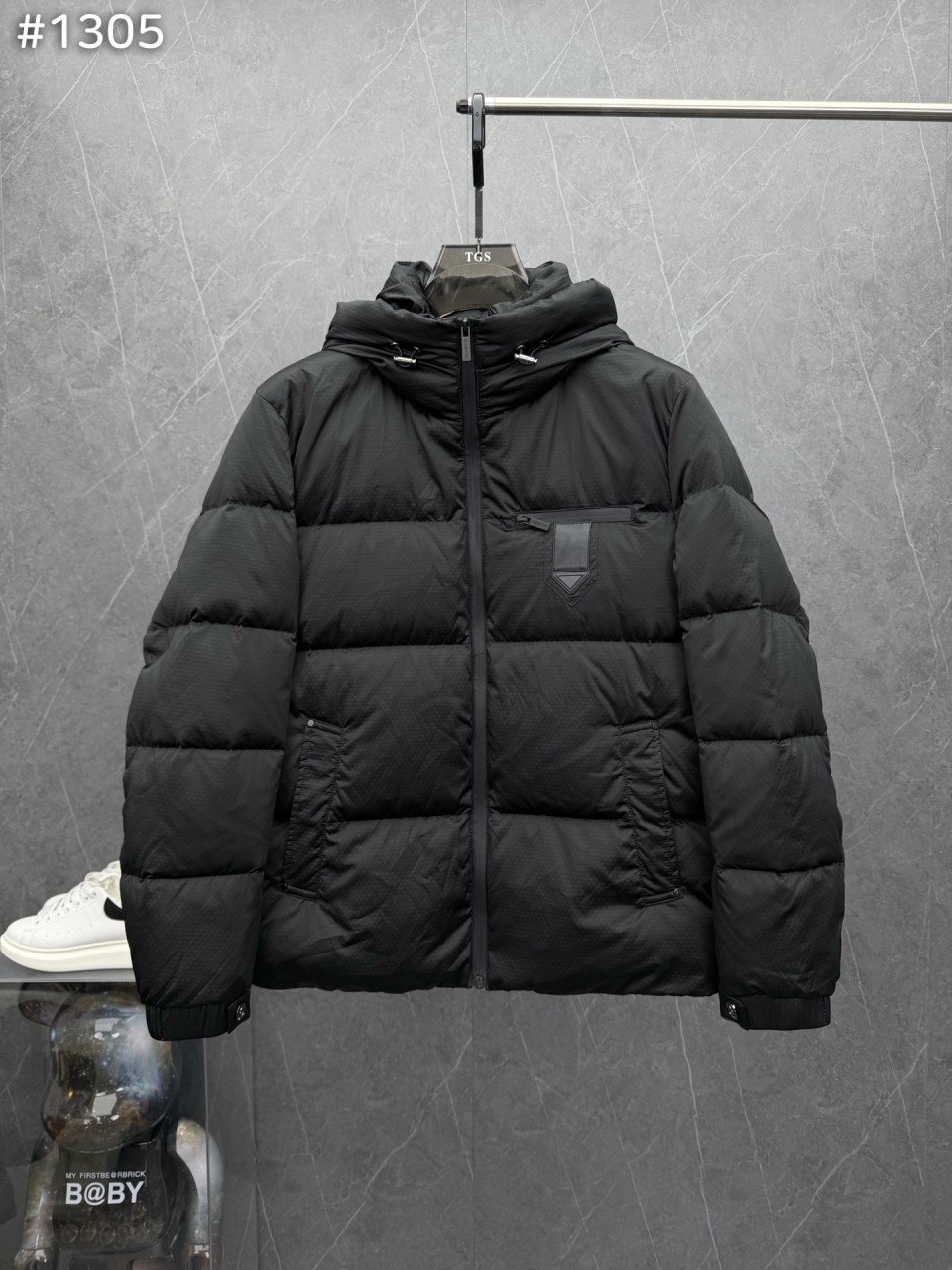 프라다 1305 파리스 트라이앵글 탭 후드 다운 패딩