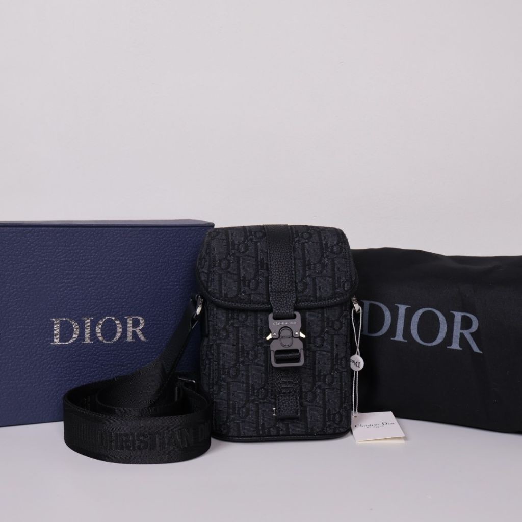 디올 미니 히트 더 로드 버티컬 메신저백