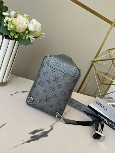 💕 루* 모노그램 메탈그레이 아웃도어 슬링백 가방