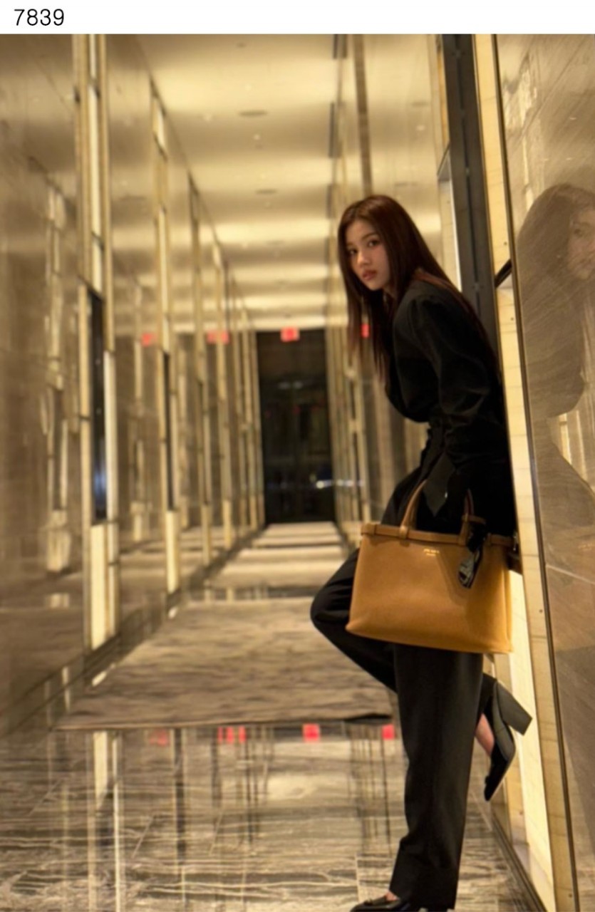 #프라다 [PRADA] 수입프리미엄급 프라다 버클 미디움 가죽 핸드백 신상 입고💢 #태그 #가방 #7839