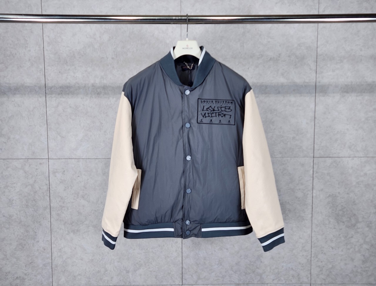 2024 #루*** 엠브로이더드 구스다운 패딩 입고~