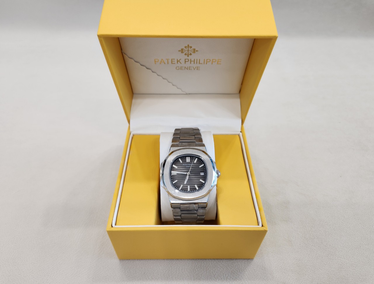 파*텍필립 노틸러스 블랙 다이얼 40mm 입고~