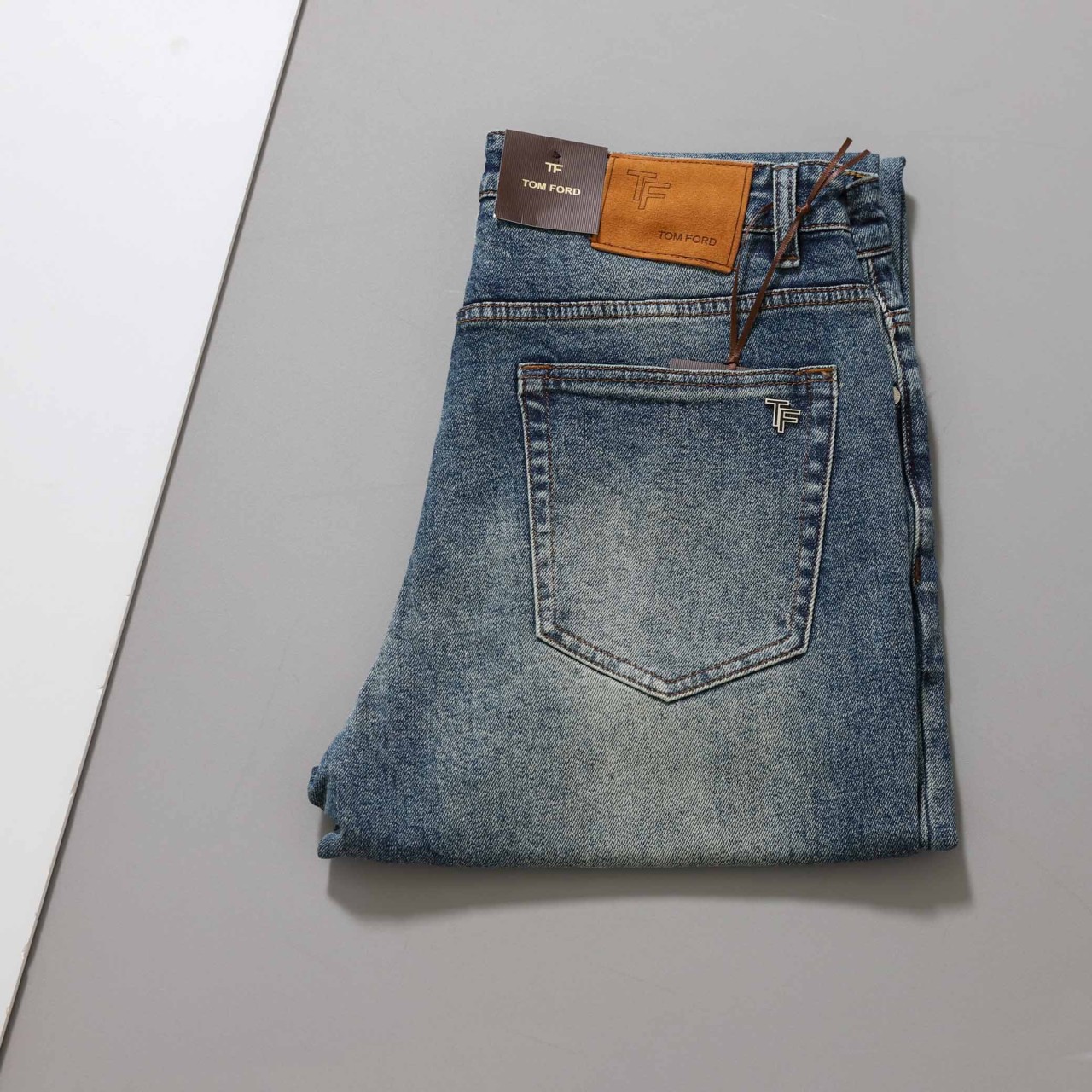 #톰포드 [ Tom F*rd ] 수입 TF 메탈 로고 데님 팬츠 입고💢 #남성하의 #청바지