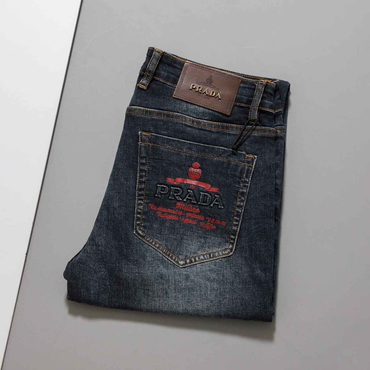 #프라다 [ P*ADA ] 수입 레드 로고 포인트 데님 팬츠 입고💢 #남성하의 #청바지