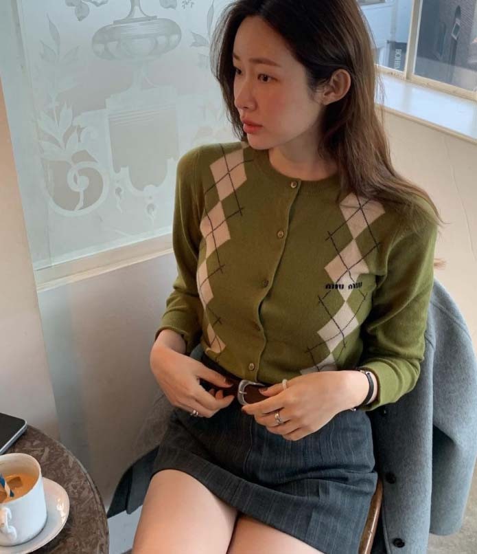 #미우미우 [ miu ] 수입 아가일 울 니트 가디건 입고💢 #여성상의 #니트가디건