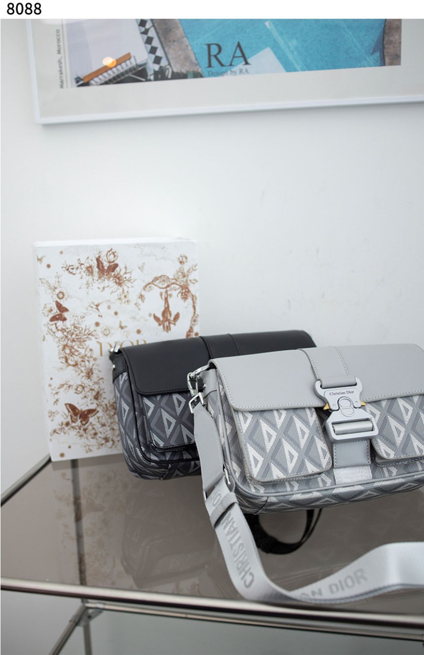 #디올 [Christian Dior] Dior Hit The Road 미니 백 신상입고💢 #가방 #8088