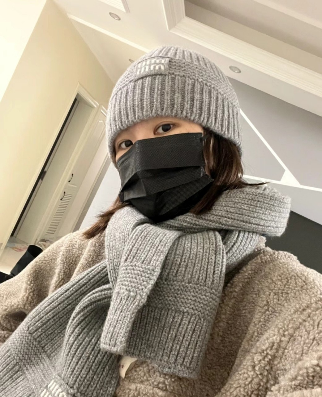 미우미우 레터링 자수 머플러(2color)