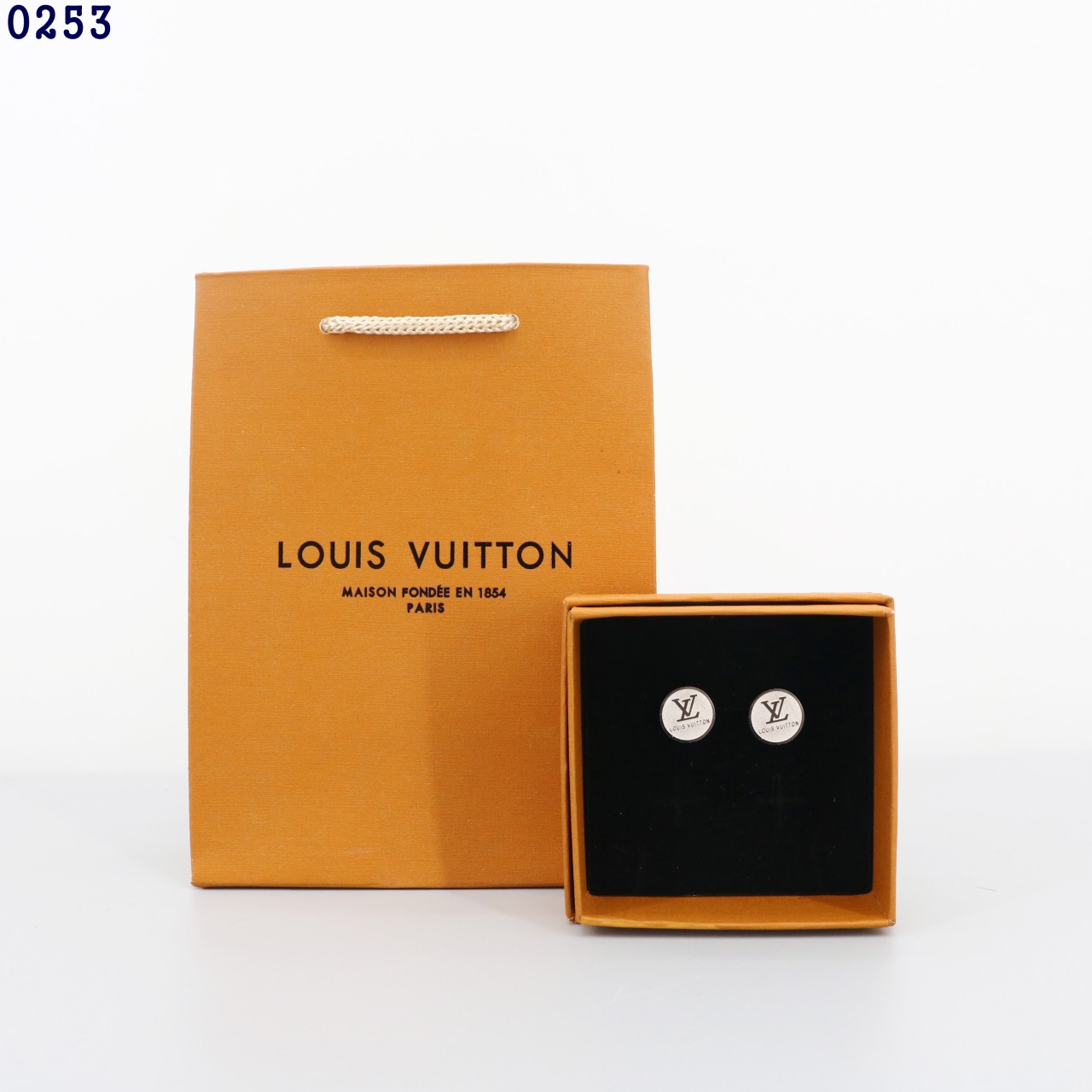 👹루이비통 메탈 무광 로고 귀걸이 실버👹