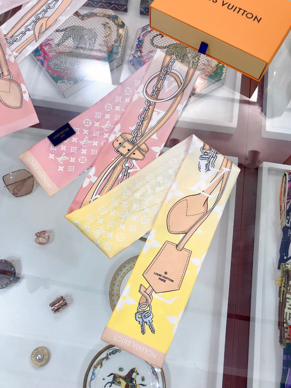 루*이비통 컨피던셜 트윌리 스카프 입고~