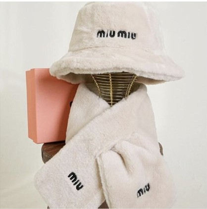 #미우미우 [MIU MIU] 수입고급 미우미우 퍼 로고 포인트 버킷 & 머플러 세트 9772