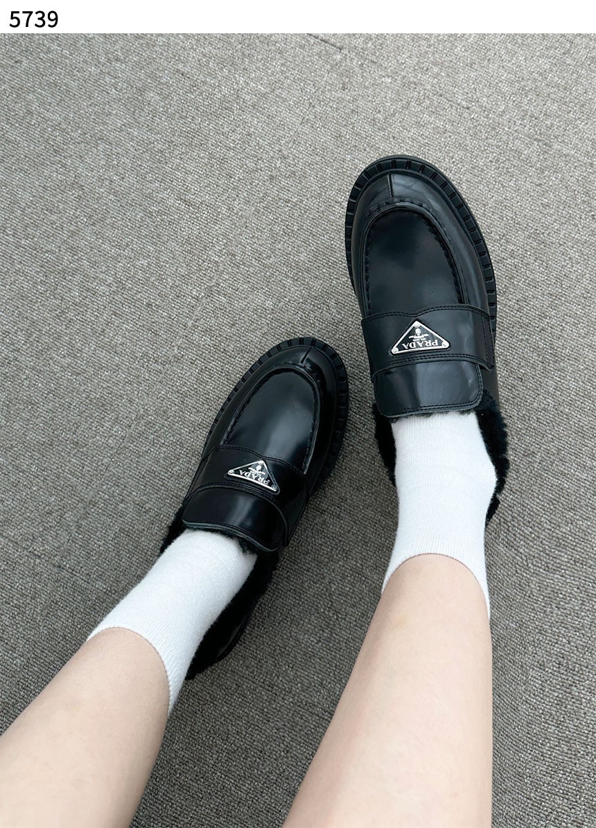 #프라다 [PRADA] 수입프리미엄급 브러쉬드 레더  블랙 퍼 시어링 로퍼 신상 입고💢 #태그 #신발 #5739